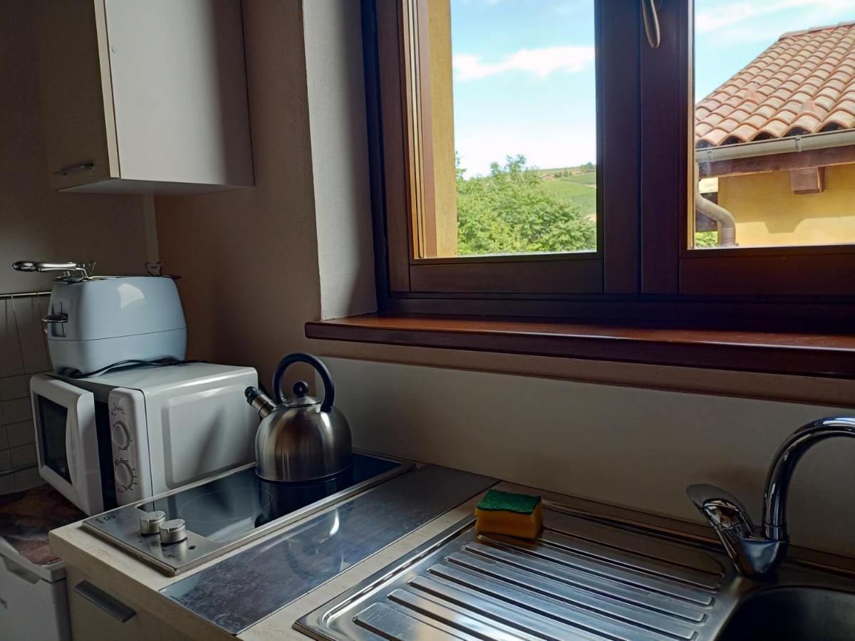 Апартаменты Vite Dipinte 1 Bilocale In Langa Новелло Экстерьер фото